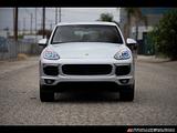 2016 Porsche Cayenne photo 2